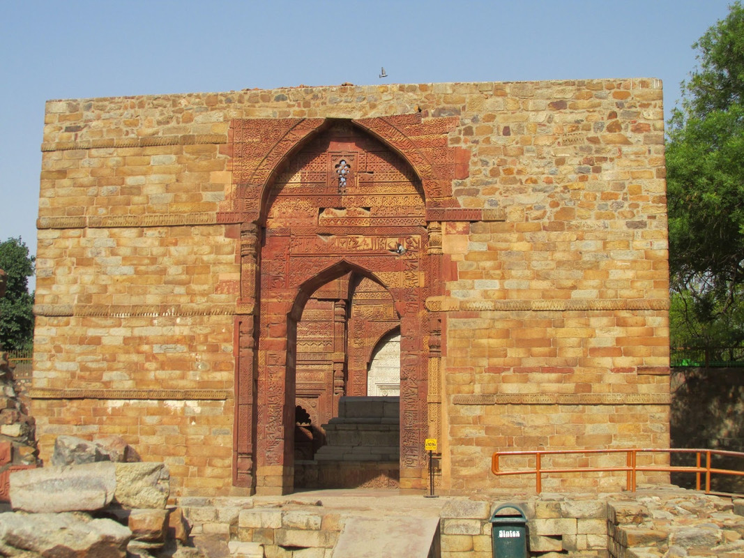 Delhi-Qutb-Minar-Iltutmish-Tomb-2.jpg