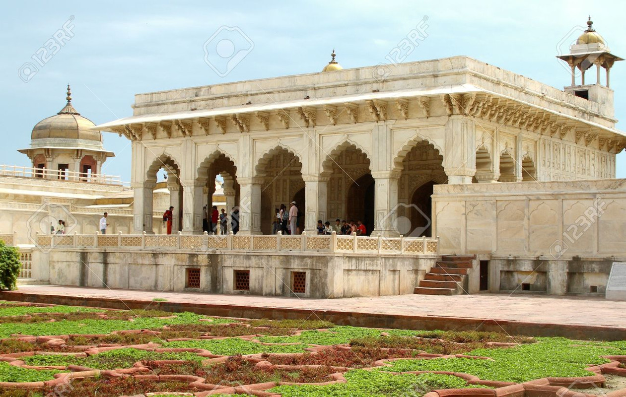 2466779-jehangiri-mahal-at-agra-fort-was-built-by-moughal-empero.jpg