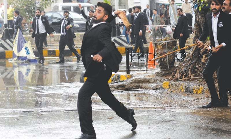 Lawyers-rampage-in-Multan.jpg