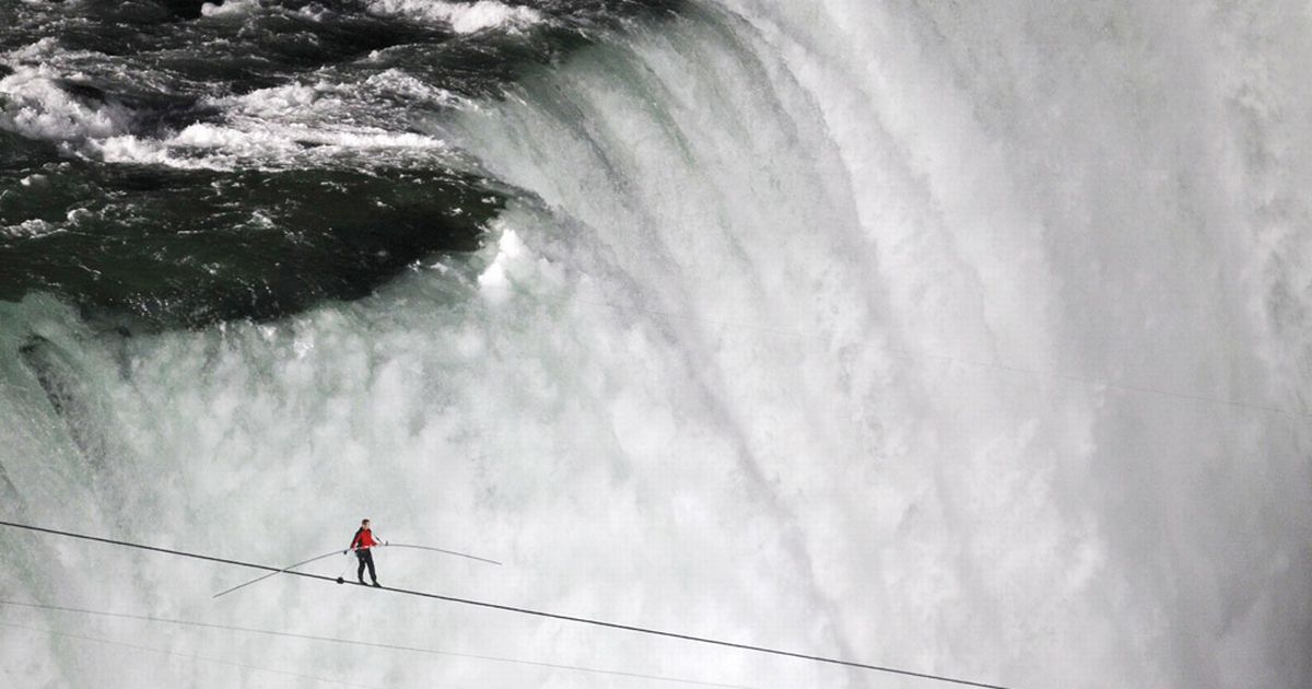 Tightrope%20walker%20Nik%20Wallenda%20walks%20the%20high%20wire%20from%20the%20U.S.%20side%20to%20the%20Canadian%20side%20over%20the%20Horseshoe%20Falls%20in%20Niagara%20Falls,%20Ontario