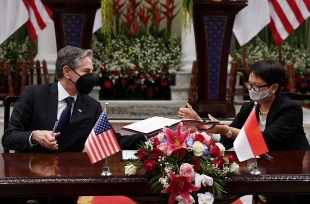 امریکی وزیرِ خارجہ اینتھونی بلنکن اور انڈونیشیا کے وزیر خارجہ ریٹنو مرسودی
