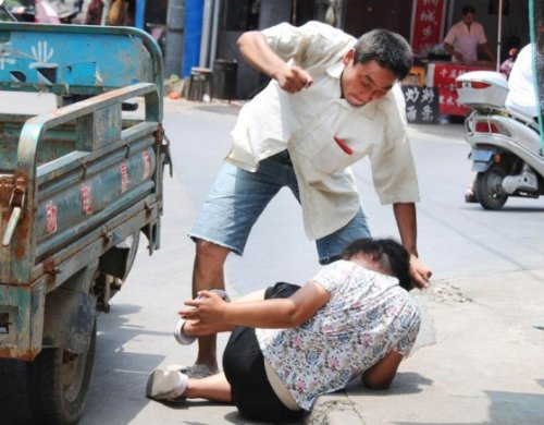 china-migrant-worker-beats-wife-for-not-listening-01-560x437.jpg