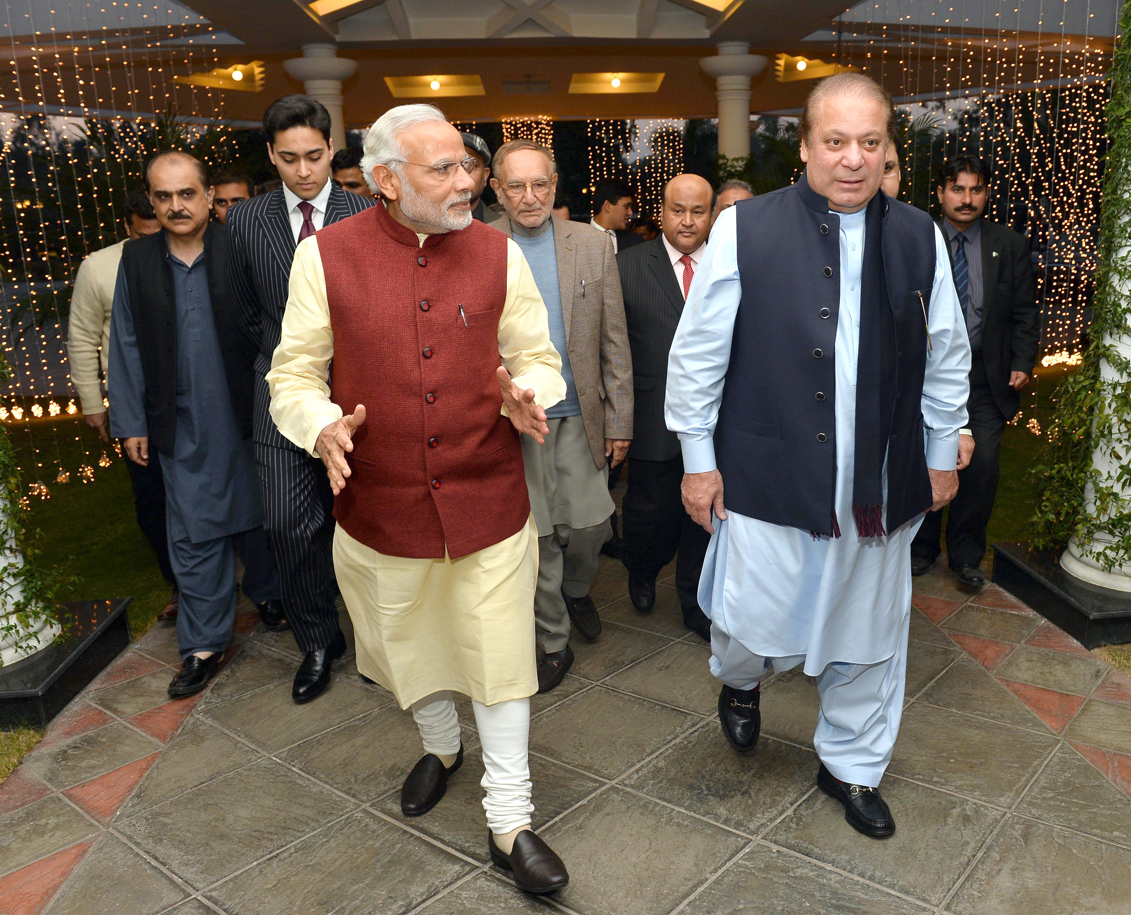 The_Prime_Minister%2C_Shri_Narendra_Modi_visits_the_Prime_Minister_of_Pakistan%2C_Mr._Nawaz_Sharif%27s_home_in_Raiwind%2C_where_his_grand-daughter%27s_wedding_is_being_held%2C_in_Pakistan_on_December_25%2C_2015_%283%29.jpg