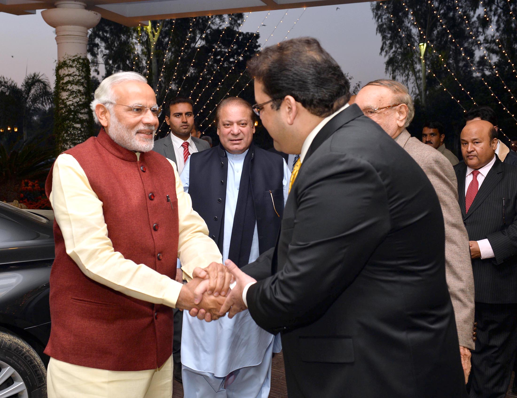 The_Prime_Minister%2C_Shri_Narendra_Modi_visits_the_Prime_Minister_of_Pakistan%2C_Mr._Nawaz_Sharif%27s_home_in_Raiwind%2C_where_his_grand-daughter%27s_wedding_is_being_held%2C_in_Pakistan_on_December_25%2C_2015.jpg