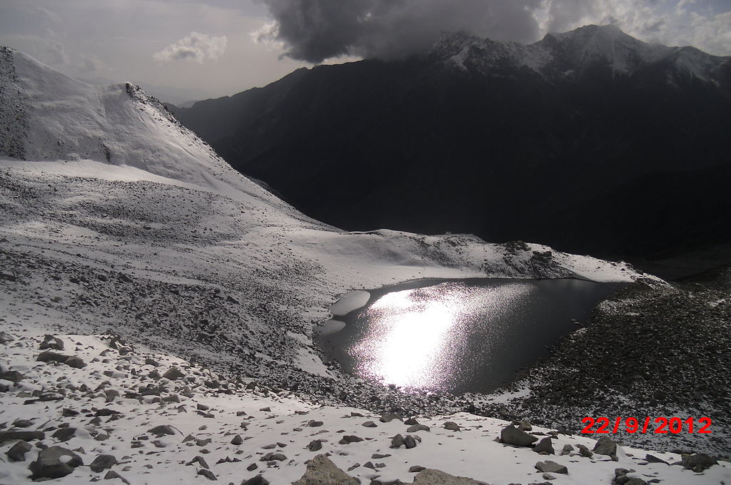 1024px-A_view_of_Ansoo_Lake_in_September.jpg