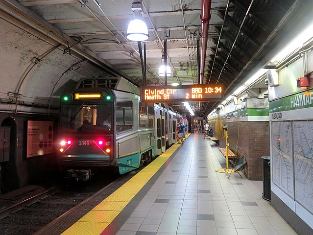 639px-Southbound_Green_Line_train_at_Haymarket_station%2C_July_2019.JPG