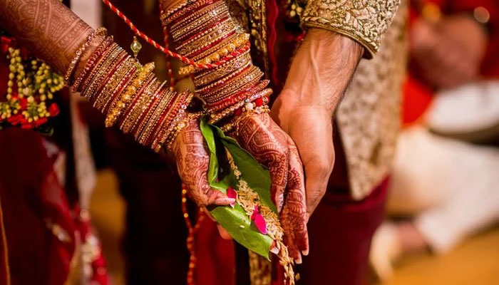 باراتیوں نے یہ خبر دلہن تک پہنچادی کہ دلہا دراصل گنجاہے اور شادی کے روز اچھا نظر آنے کے لیے وگ لگا کر آیا ہے/ فائل فوٹو