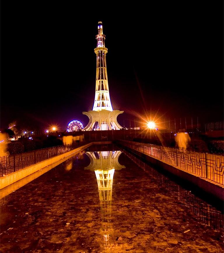 Minare-at-night-Lahore-Pakistan.jpg