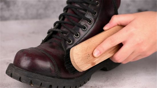 550px-nowatermark-Spit-Shine-Boots-Step-1-Version-2.jpg